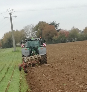 Photo de tracteur entrain de labourer sur l'essai Rés0Pest du Rheu