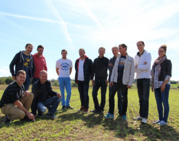 Photo du groupe dans un champ de luzerne