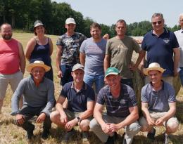 Photo collective du groupe devant une botte de paille en juin 2022