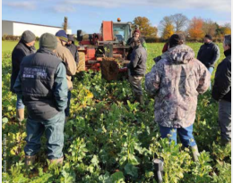 un groupe de personnes autour d'un tracteur