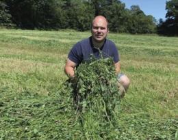 Agriculteur dans sa prairie