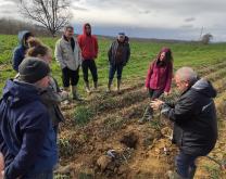 Diagnostic d'un sol réalisé en collectif sur une ferme du groupe, en présence d'un technicien en agriculture biologique.